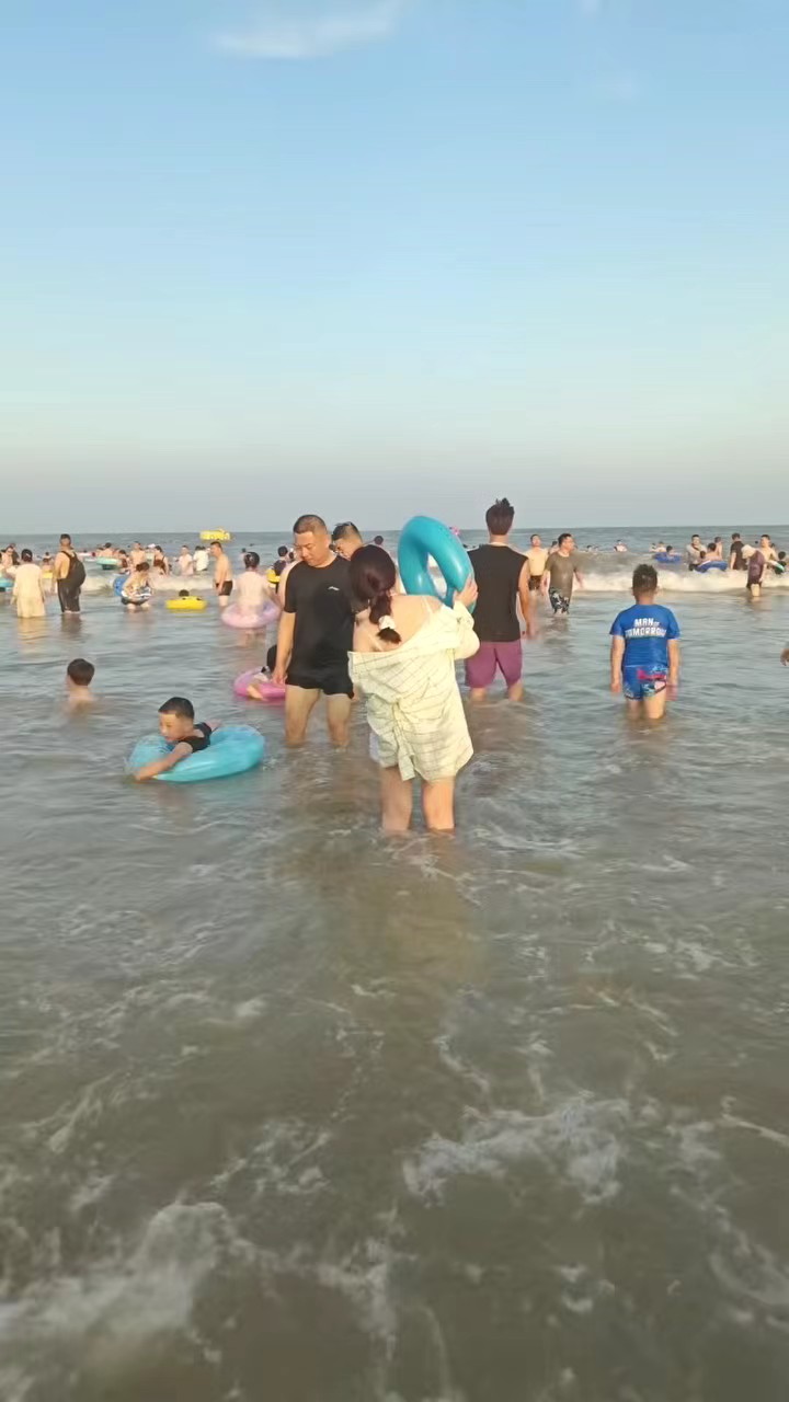 今天进入末伏，天气依然暑热，赶海踏浪人流如潮。