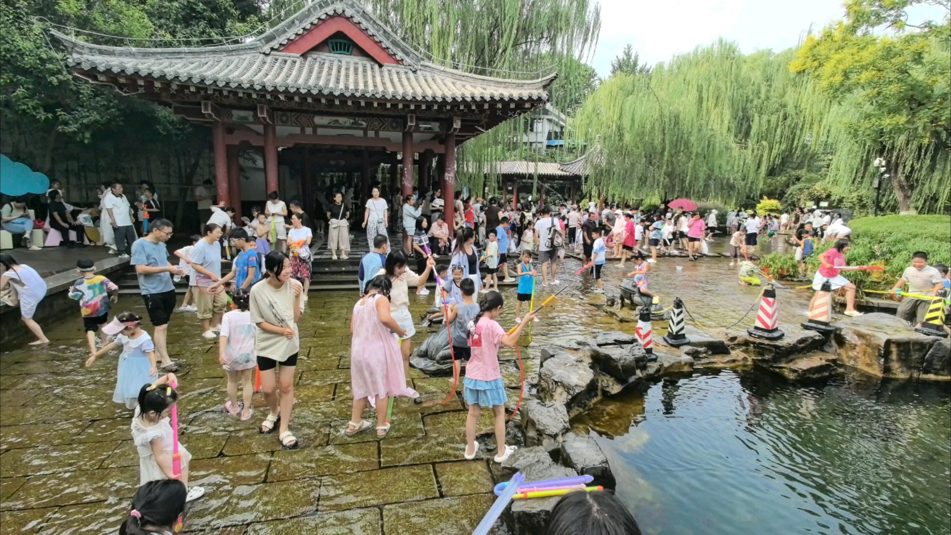 清泉石上流，乘凉的天堂，丰沛的降雨，泉水漫过青石的景致！