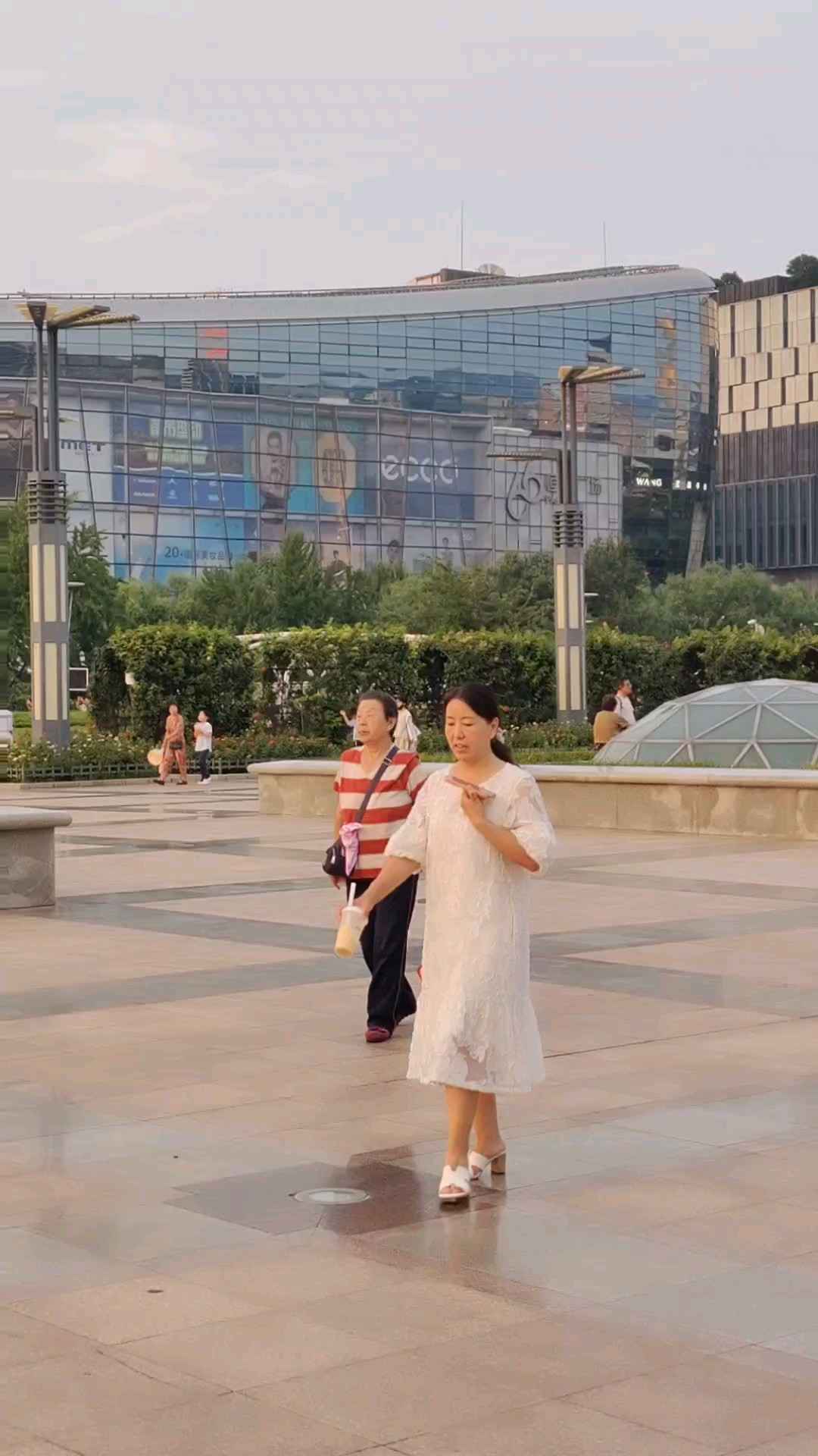 夕陽普照的泉城广场。