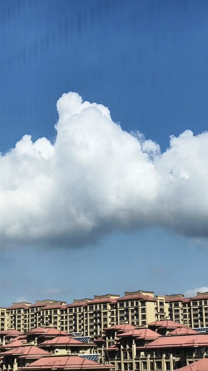 长天浩渺云奔涌一片楼台揽碧天
远树含烟藏翠色清风漫入窗几前
