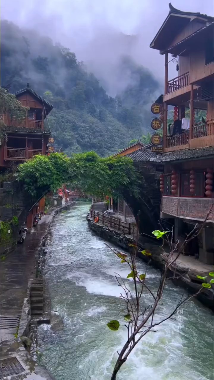 一山一水一村落，误入深山古村，听瀑布流泉的声音