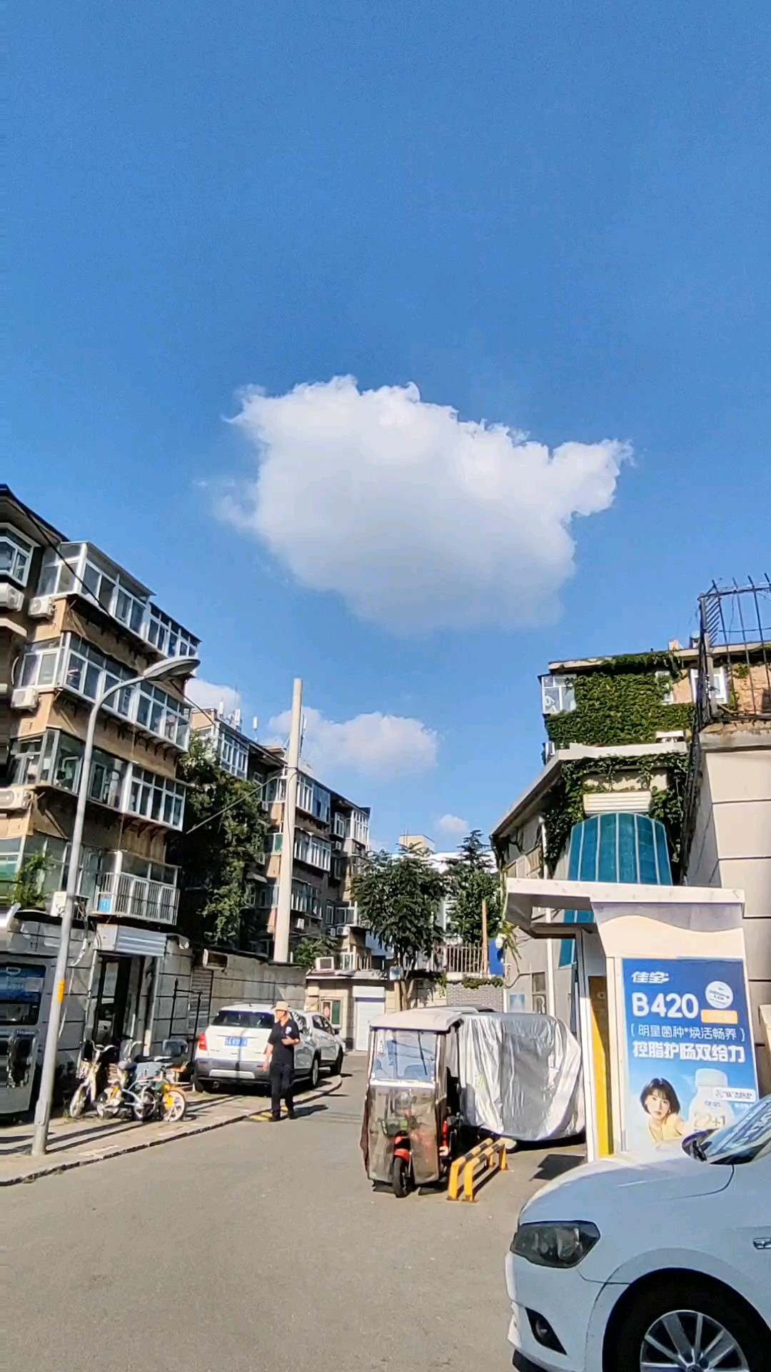 七月初五快五点，白云飞度过蓝天。和平路北街。