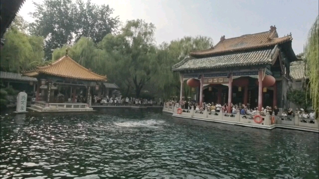 三股泉水喷涌最为磅礴有力，是观赏“趵突腾空”最佳时机！