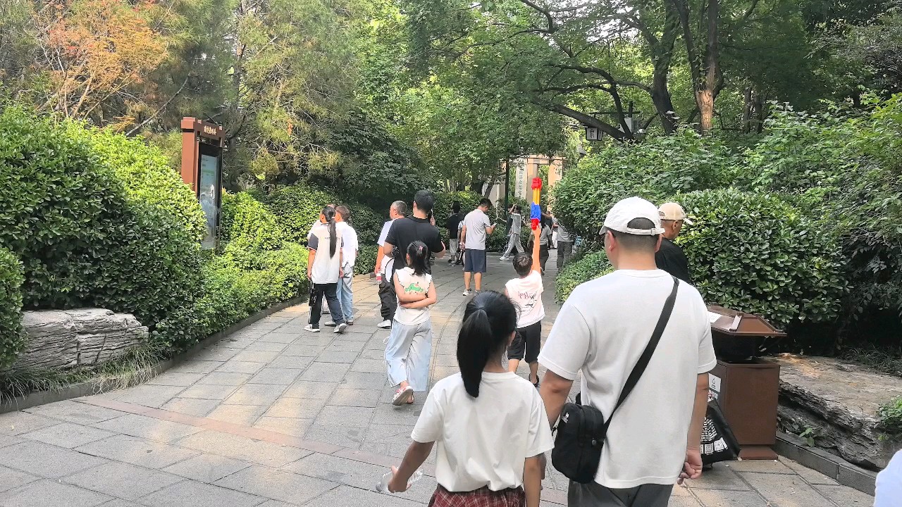 趵突泉汉服游览不是新鲜事，是感受泉城古韵的标配方式！