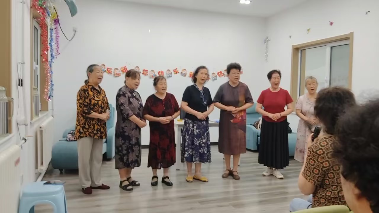千禧吕剧艺术团杨老师在指点学生们刚刚学会的吕剧《苦菜花》选段