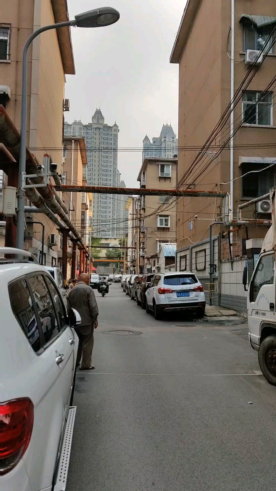 又是下午五点半，浓云飞扬往西赶，是否有雨看夜半。周四。