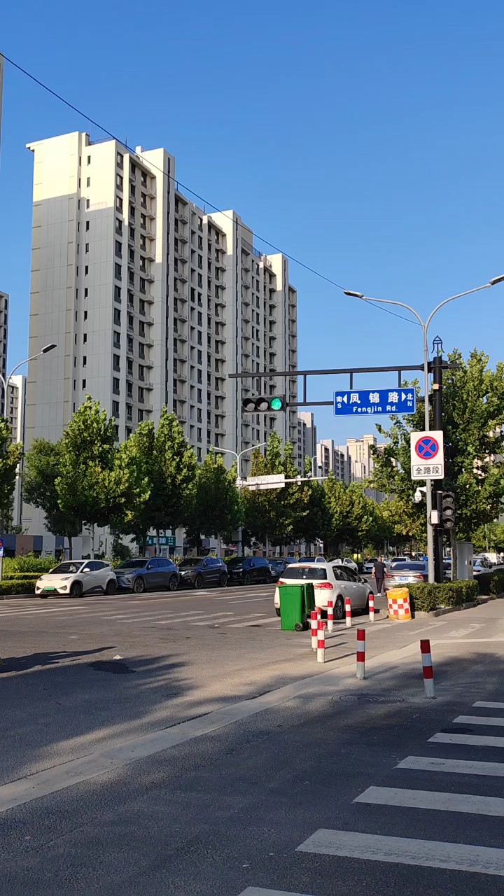 济南清晨章灵丘街上的蓝天街道高楼树木环境真美