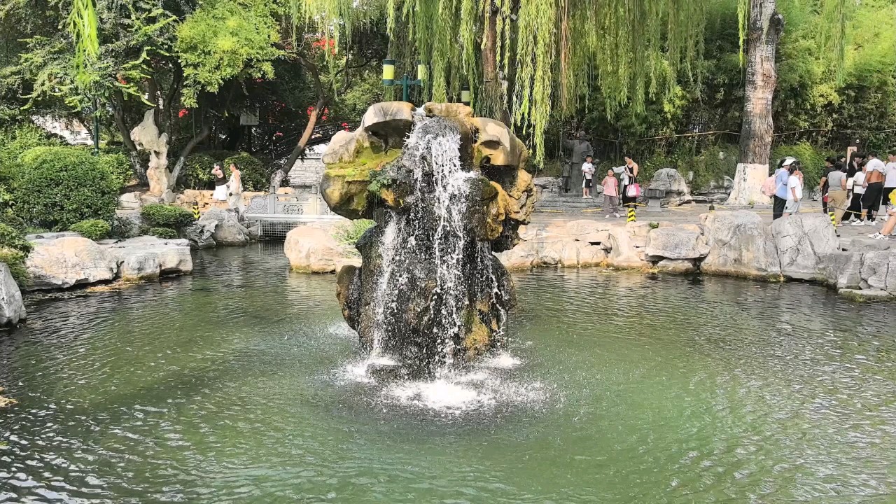济南充沛降雨让月牙泉势头更猛，形成了“飞瀑流歌”的胜景！