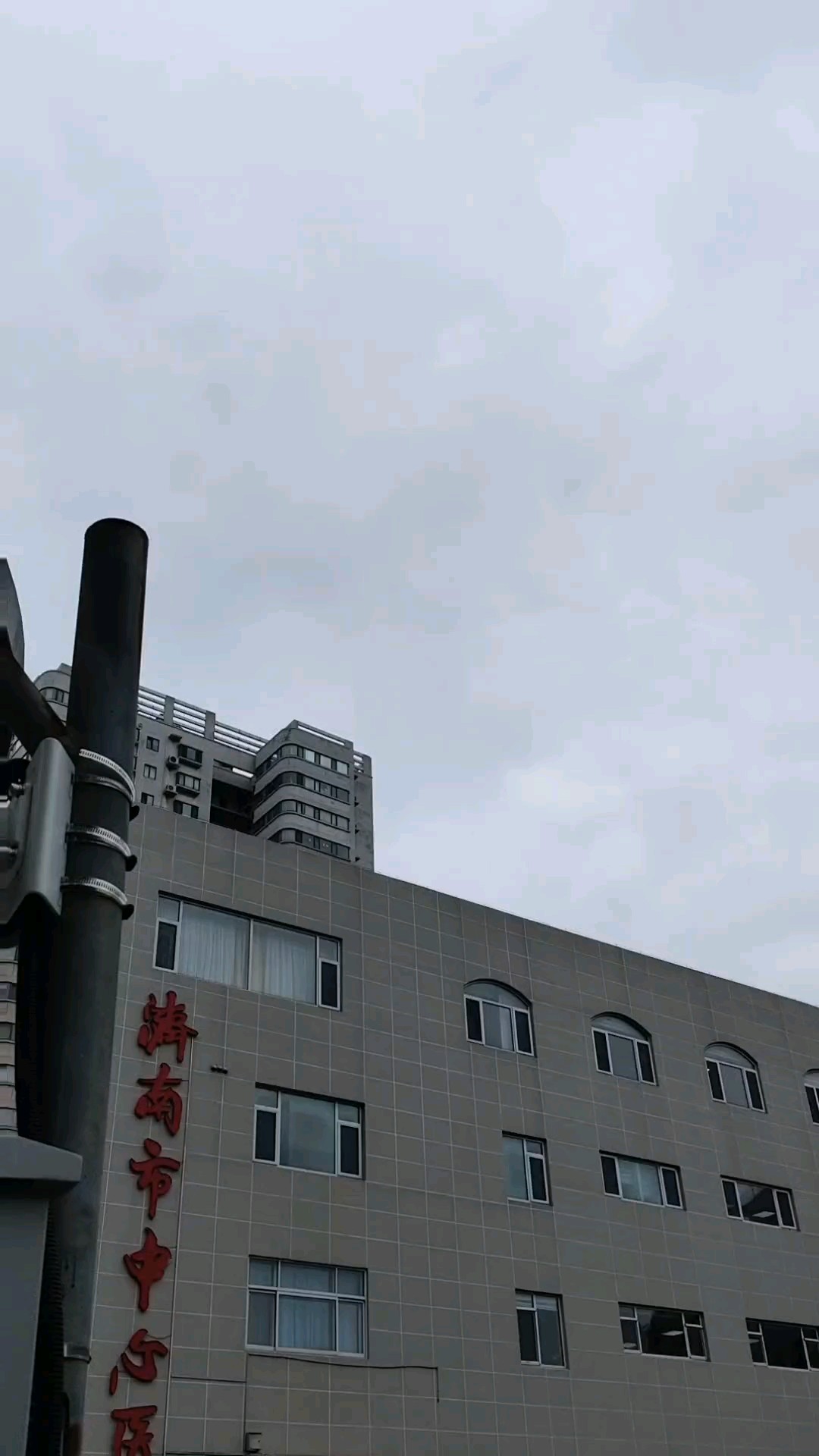 今早八点半，乌云布满天，
周一上班忙，城市照常转。