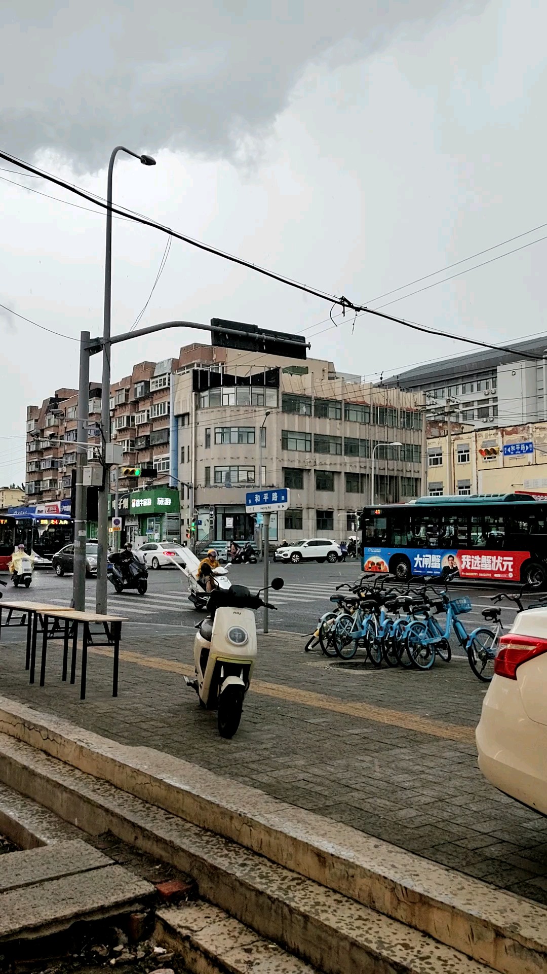 今天下午五点廿分，一块乌云来，一场急雨下到和平路。八月廿四日