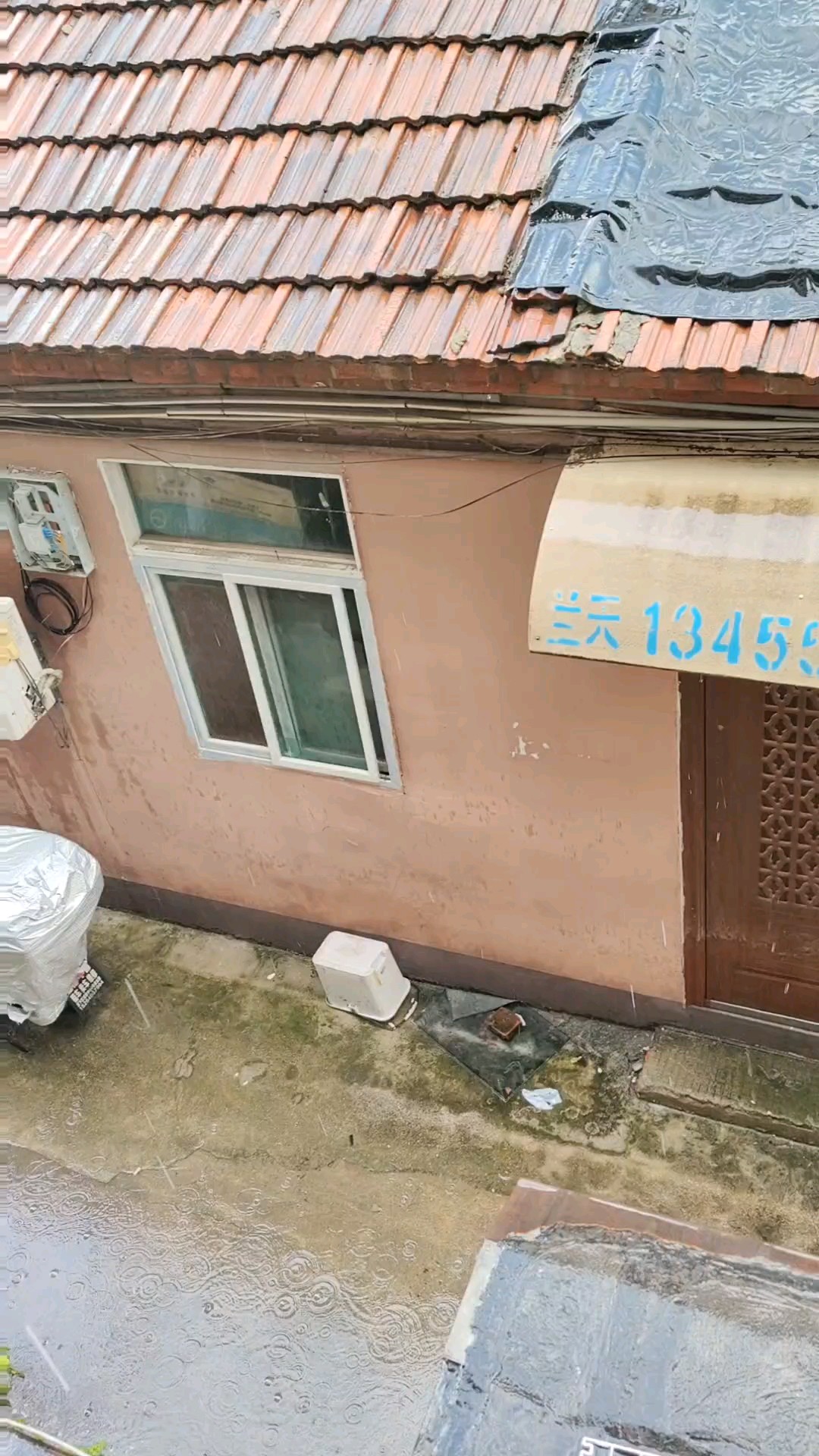 当空白云蓝天，窗外秋雨不断。
2026-8-24-下午六点。
