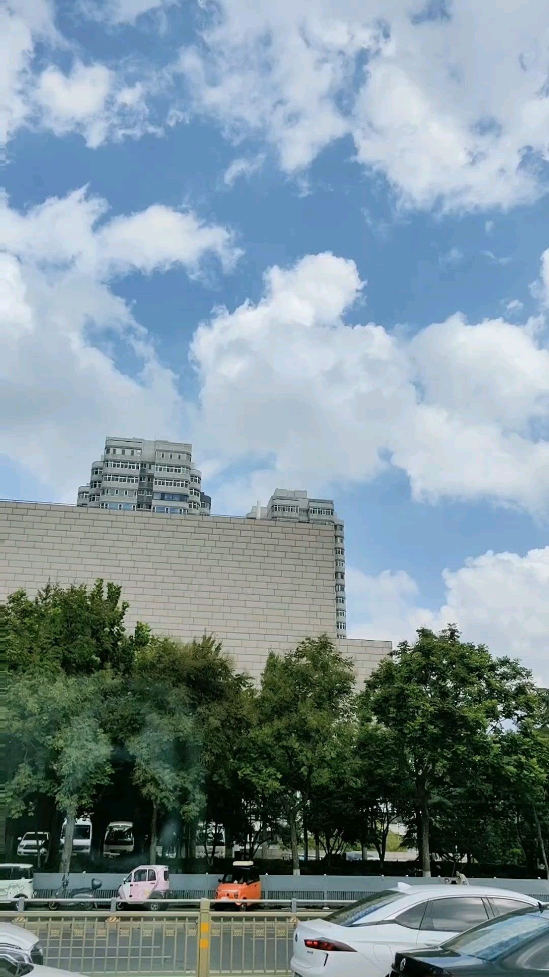 经十路上望天空，蓝天白云各不同。2026年8月25日