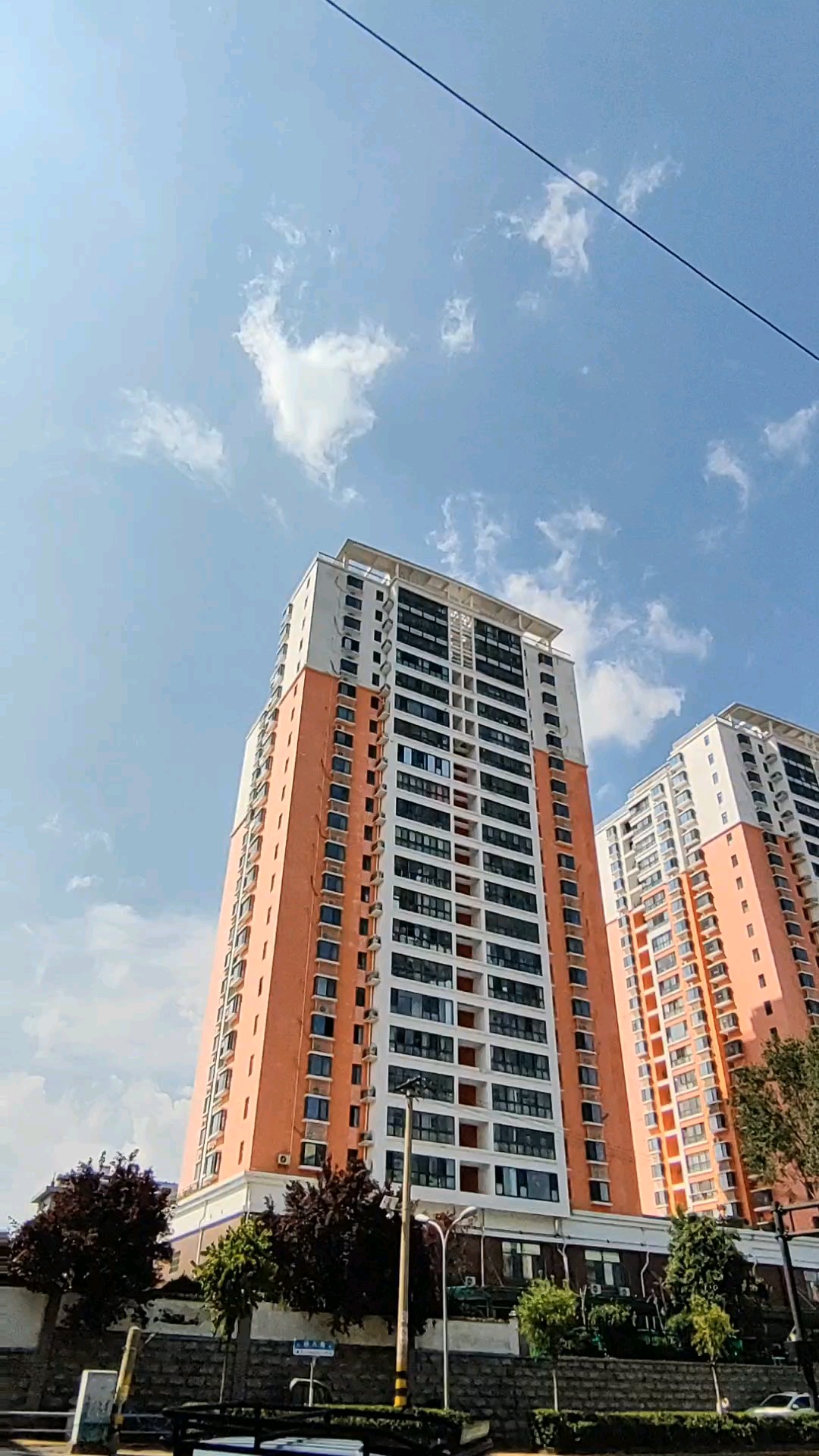 处暑已过，经八路上烈日炎炎依旧闷热。
