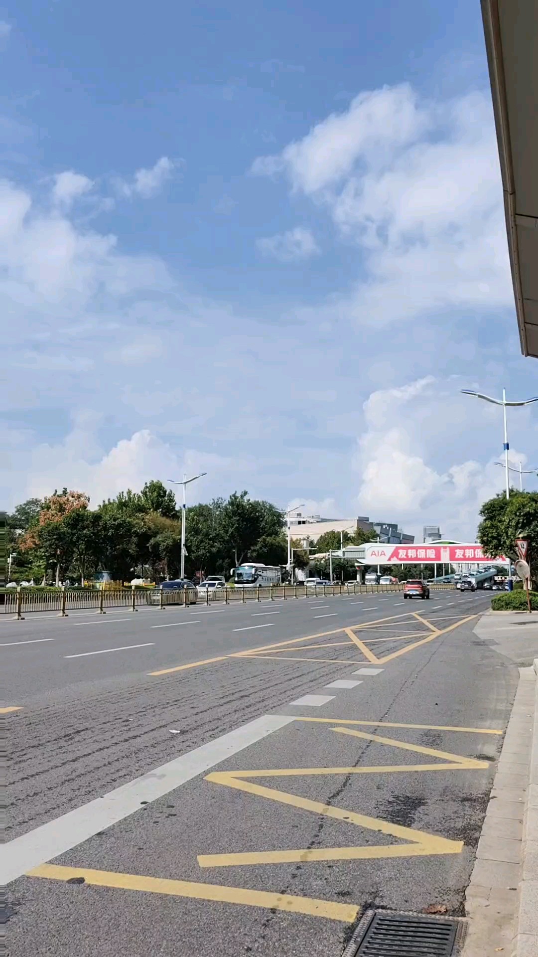 泉城公园白云飞扬，经十路上交通繁忙。2026年8月25日。