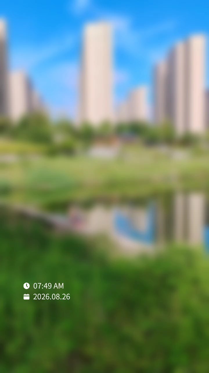 抬头看韩仓河，满目皆是秋天的颜色深绿还未退尽浅黄慢慢晕染河道