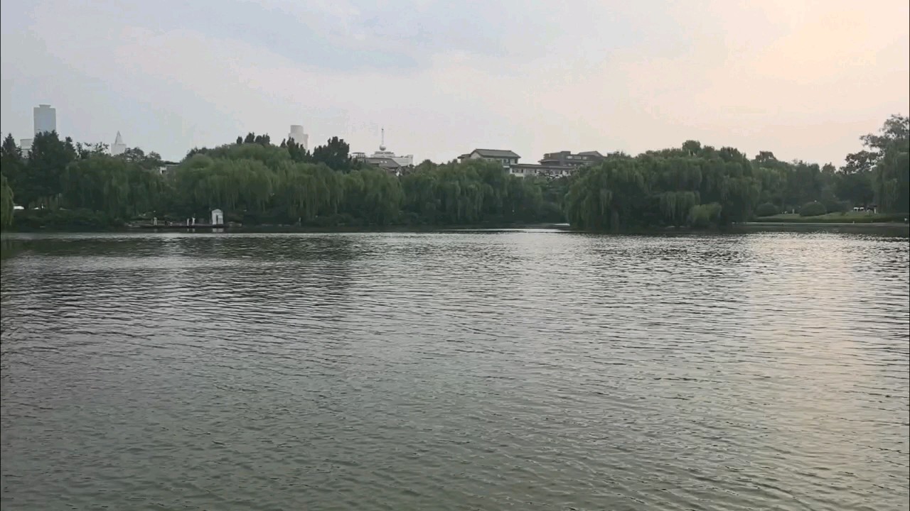 大明湖的美，就在于这份“北国江南”的独特风韵！