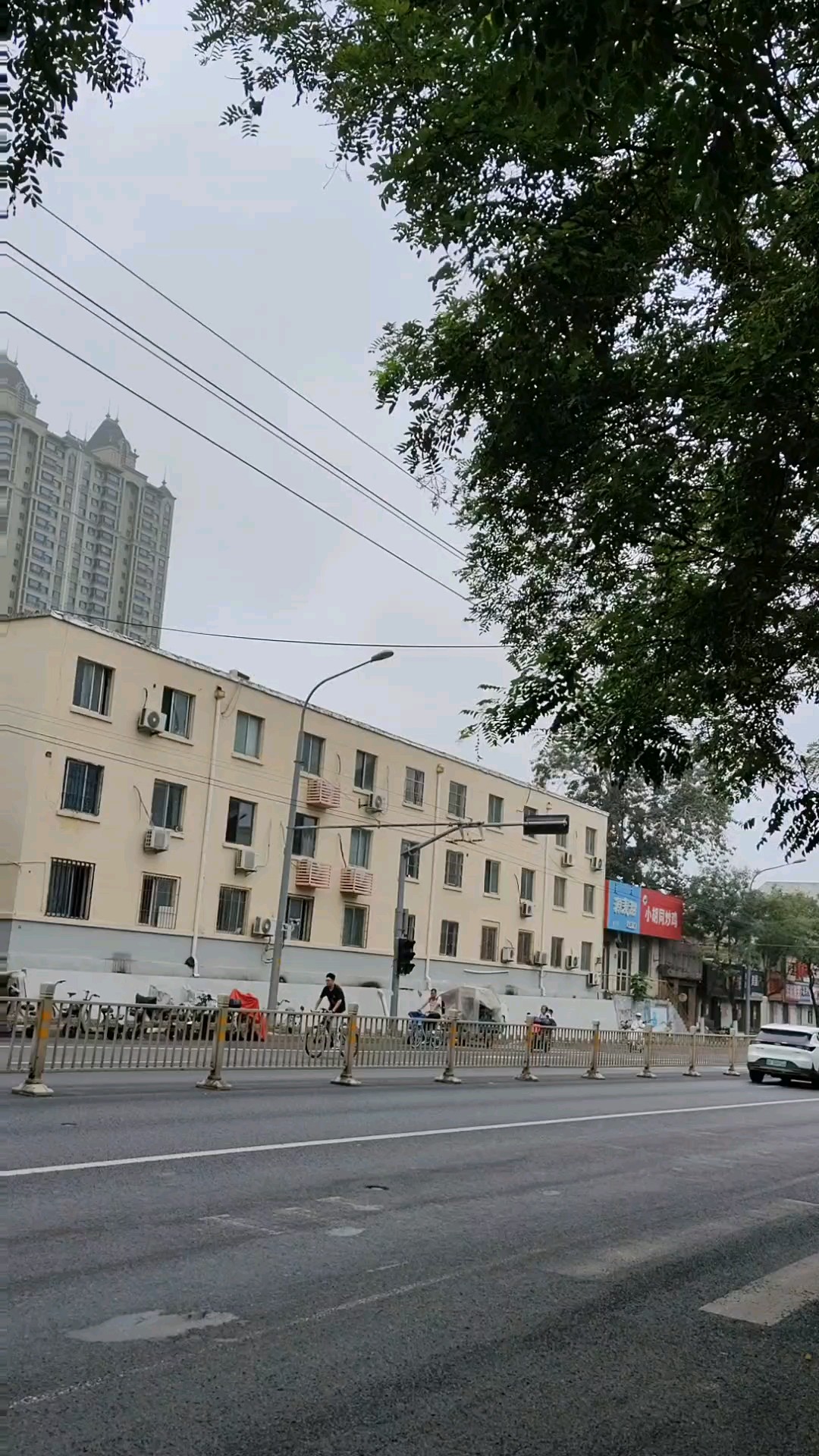 红灯绿灯不断改变，车流大小跟着变换。2026年8月27日