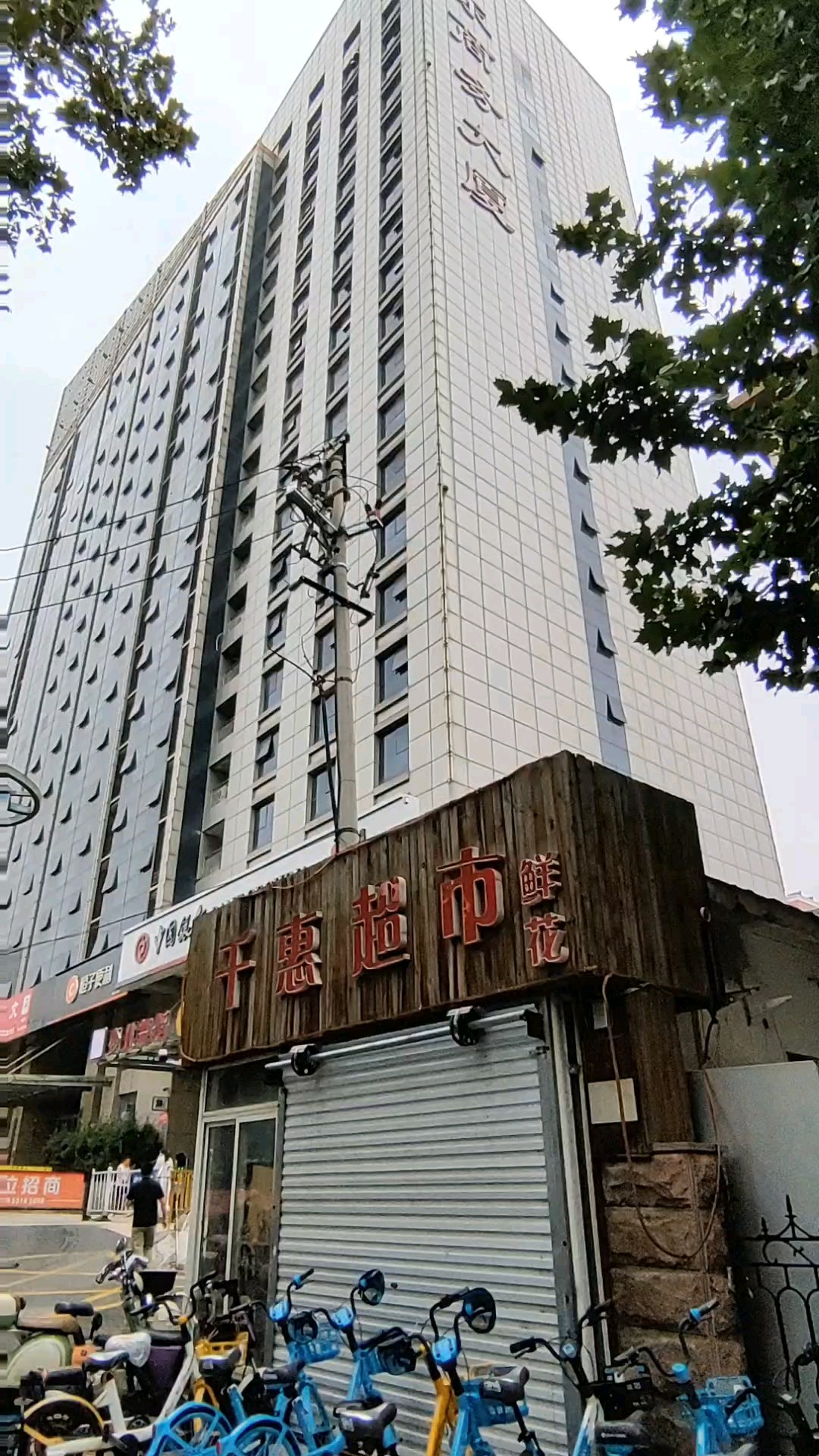 浓云密布雨意浓，气温下降有凉风。2026年8月27日。