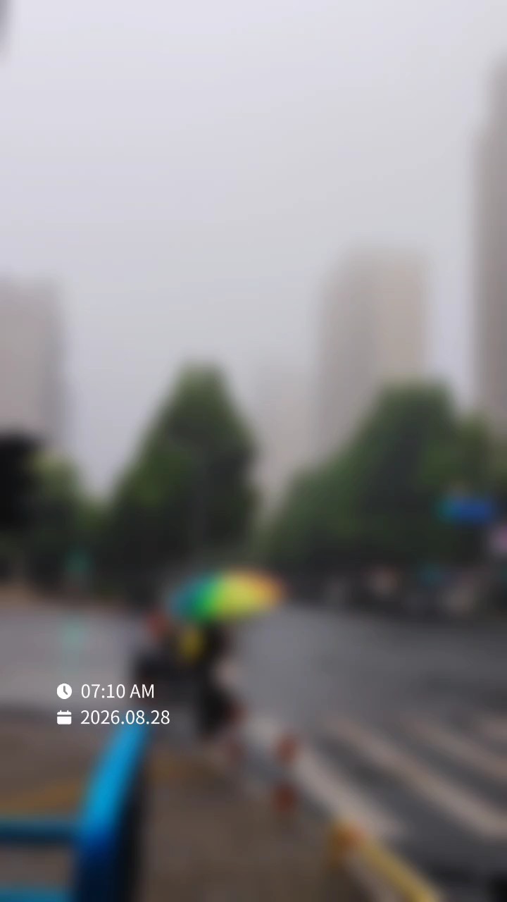一场秋雨一层凉，岁岁秋风皆寻常秋雨微凉加衣裳随心而遇心欢畅