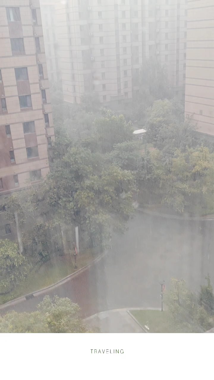 窗外落雨，屋内自有温暖烟火雨雾朦胧把风景揉成诗意