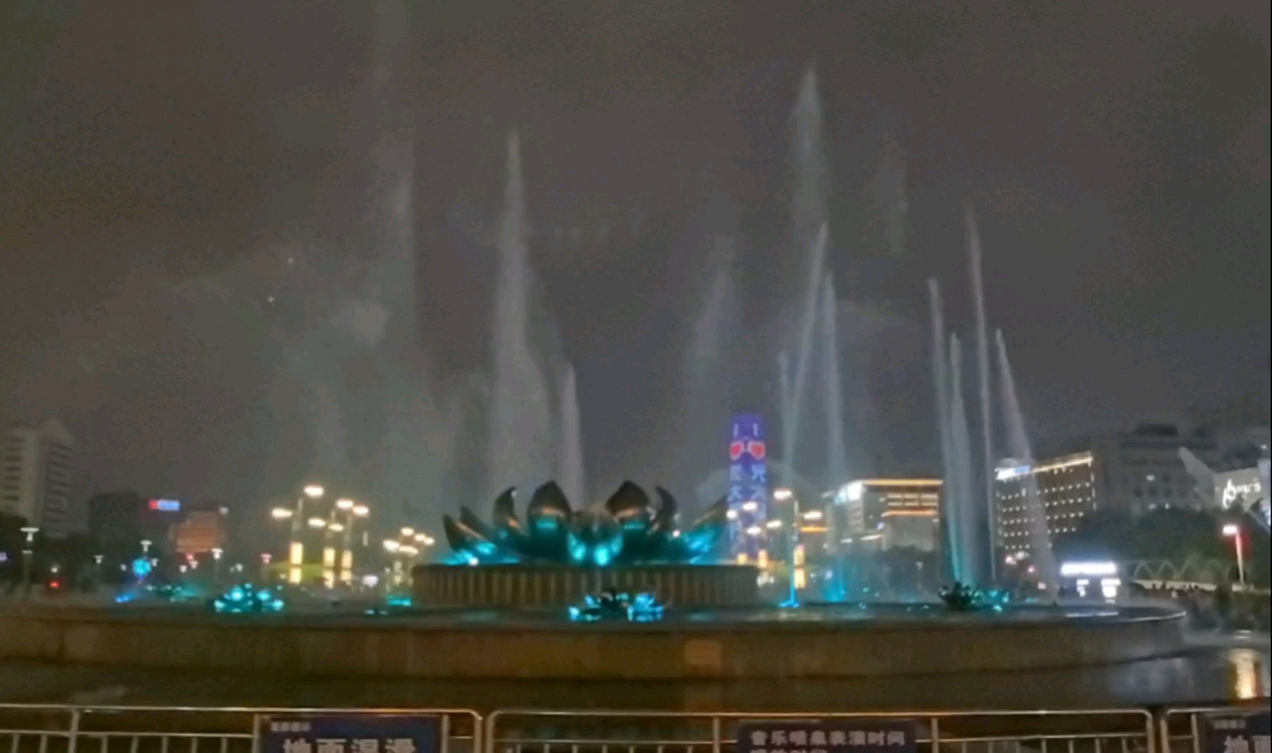 泉城广场音乐喷泉魅力十足，引来游客和市民驻足！