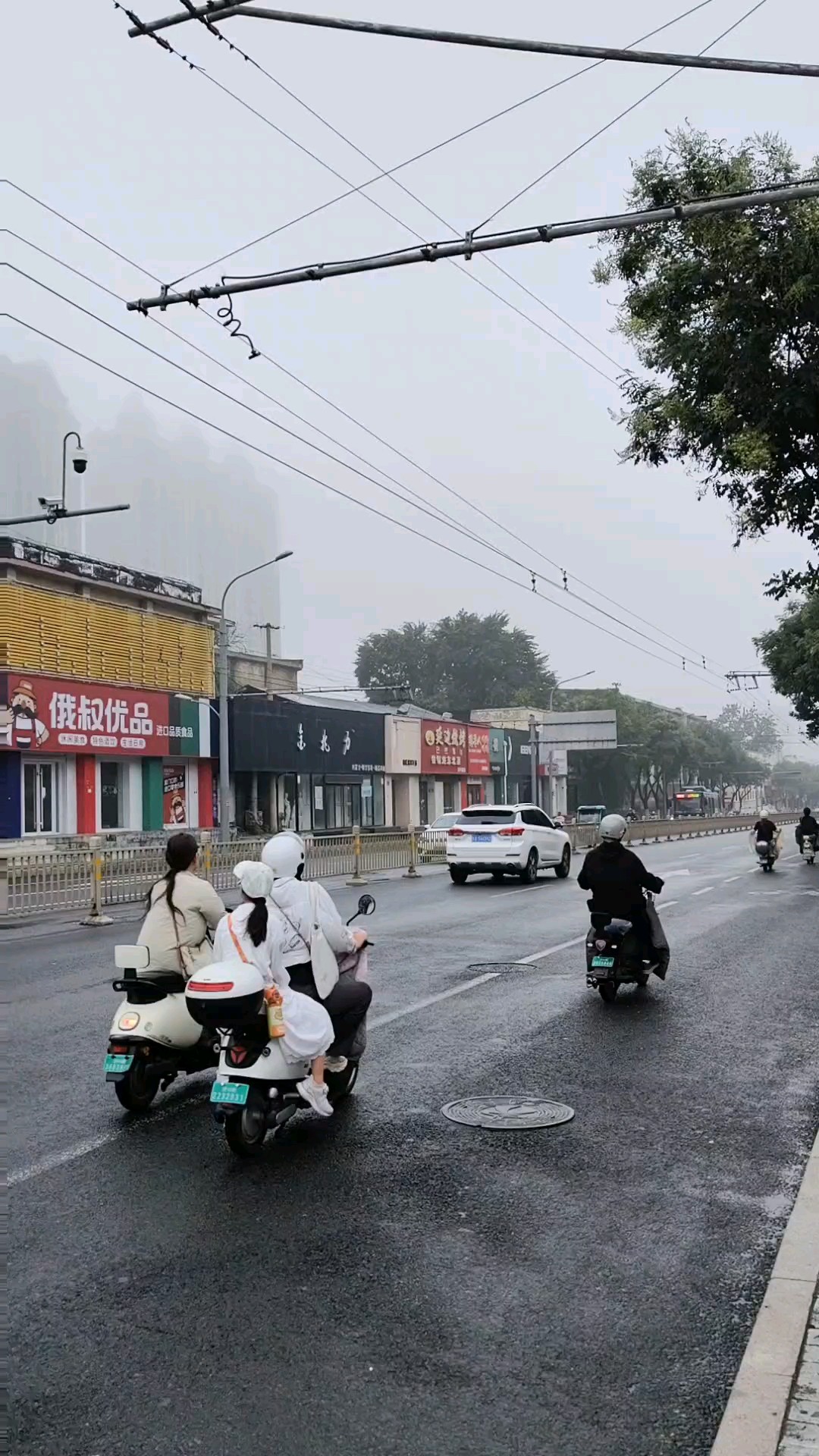 细雨蒙蒙雾满天，不见楼顶与南山。2026年8月28日早上。
