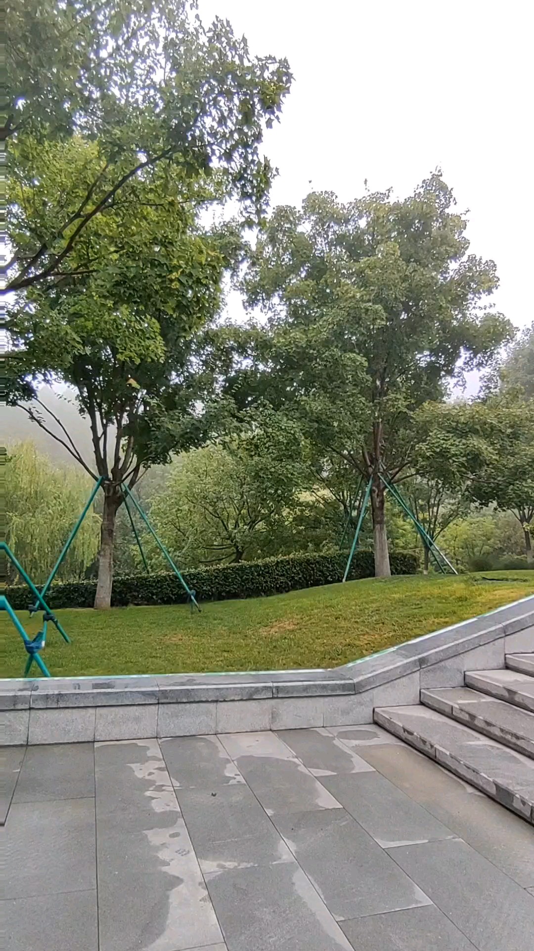 如雾似雨群山间，境水映秀绕喷泉。