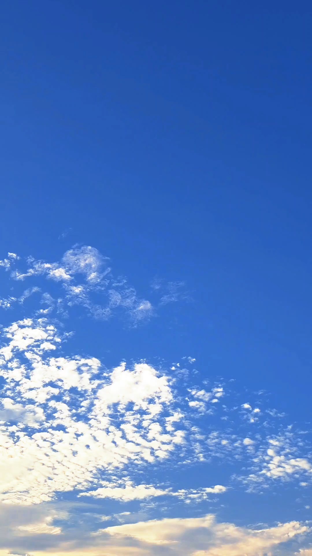 落日漫铺晚霞，晚风轻轻漫过黄昏