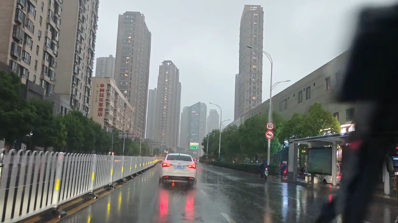 青岛哗哗的下起大雨，路面湿滑，交通驾驶一定要注意安全。