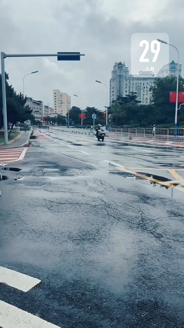 三载铁三临威海，一湾碧海汇英才。