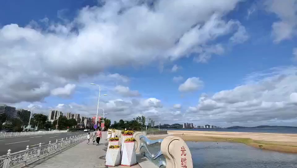 蓝天白云下，秋风裹着淡淡的海咸味，漫步在海岸线上令人心旷神怡