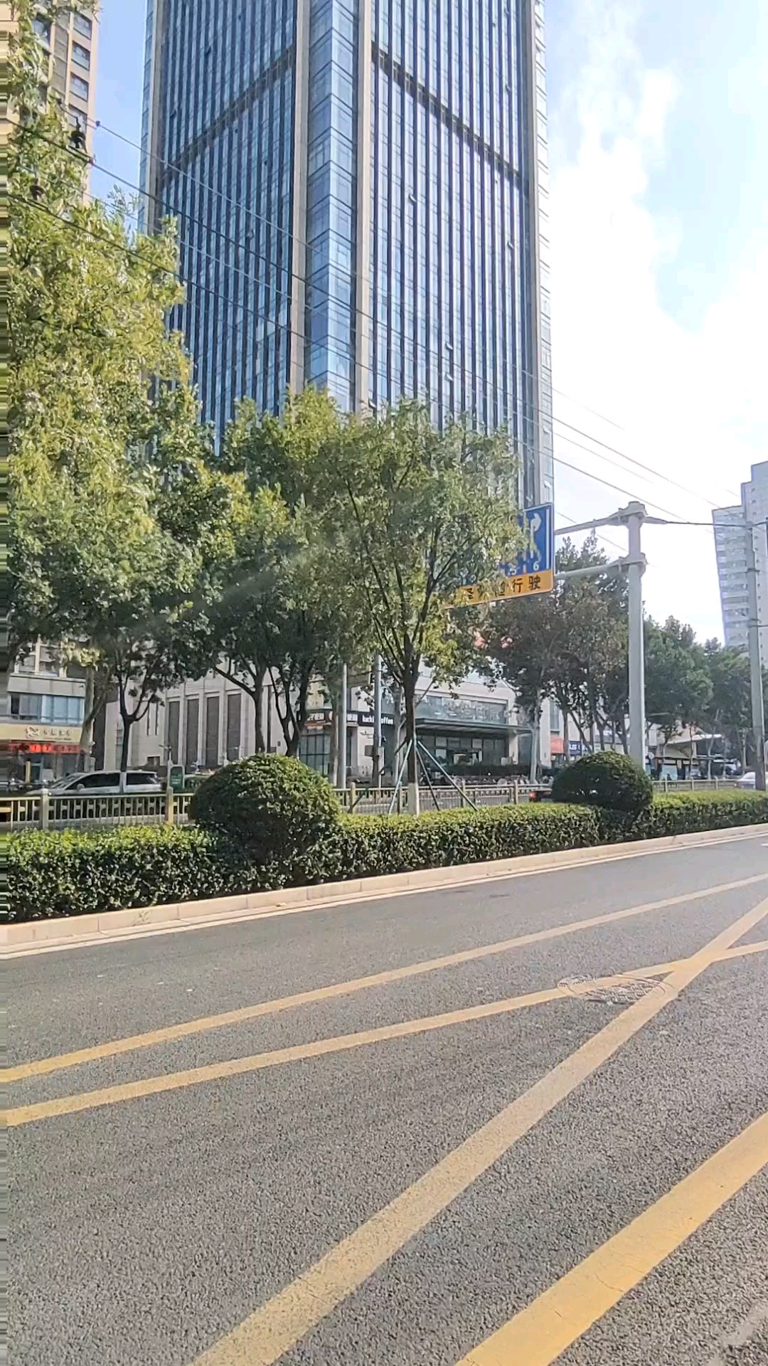 九月秋风今始爽，解放路口早行忙。2026年9月1日上午