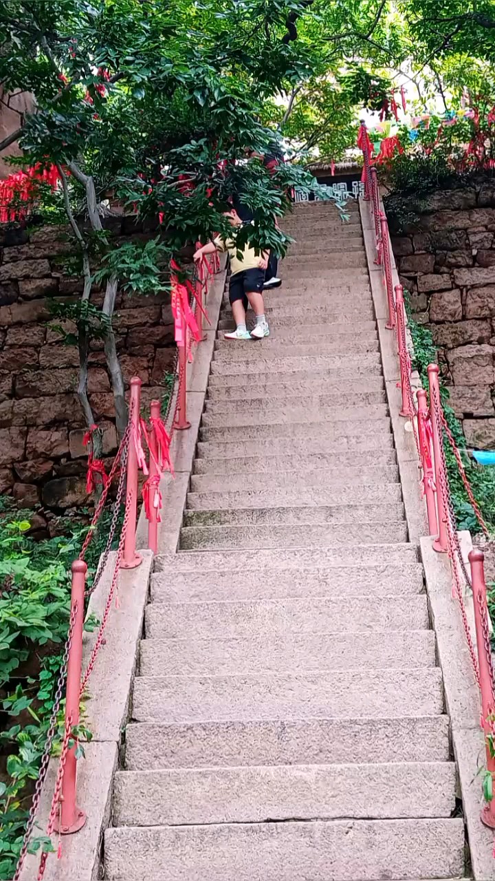 去孙膑书院，需攀55级陡阶，步步向上，对先贤顿生高山仰止之情
