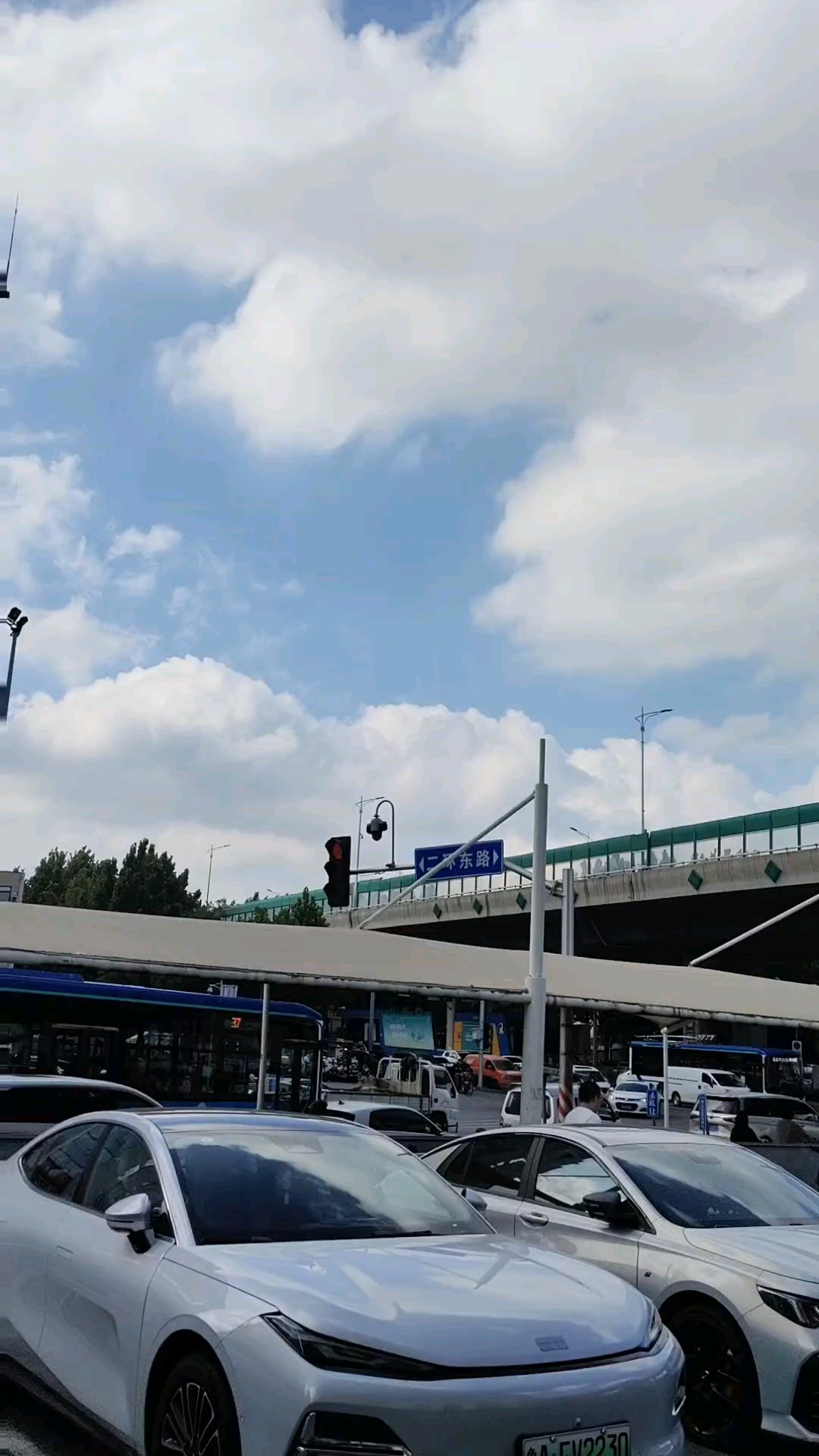 洪楼天地初建成，创新气象己闻名，今早观美景。九月一日上午。
