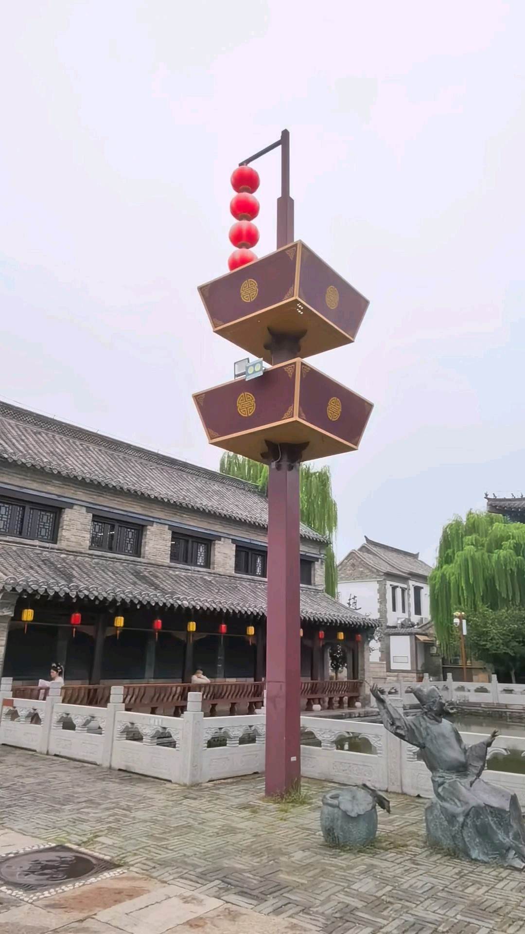 洲畔古檐低，红灯映石堤。
游人寻旧韵，柳色入云溪。/百花洲