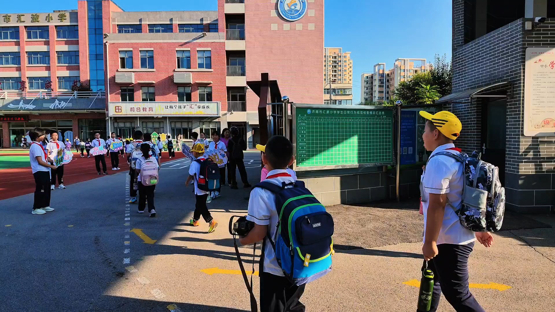 昨日上午全市中小学全部开学了，汇波小学入学时的盛况。