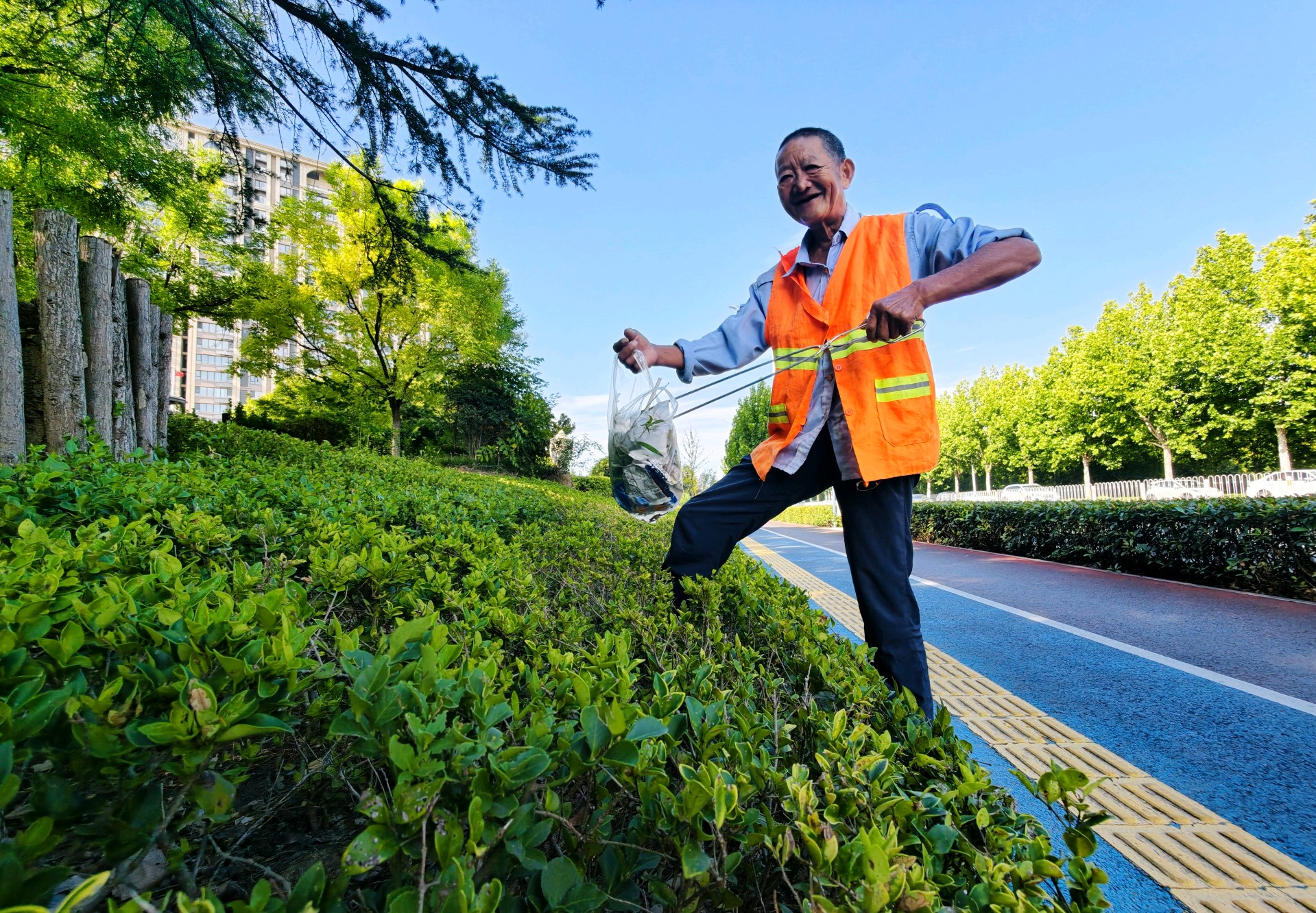 环卫工人成为滨河路上“暖心”风景（高军摄影）