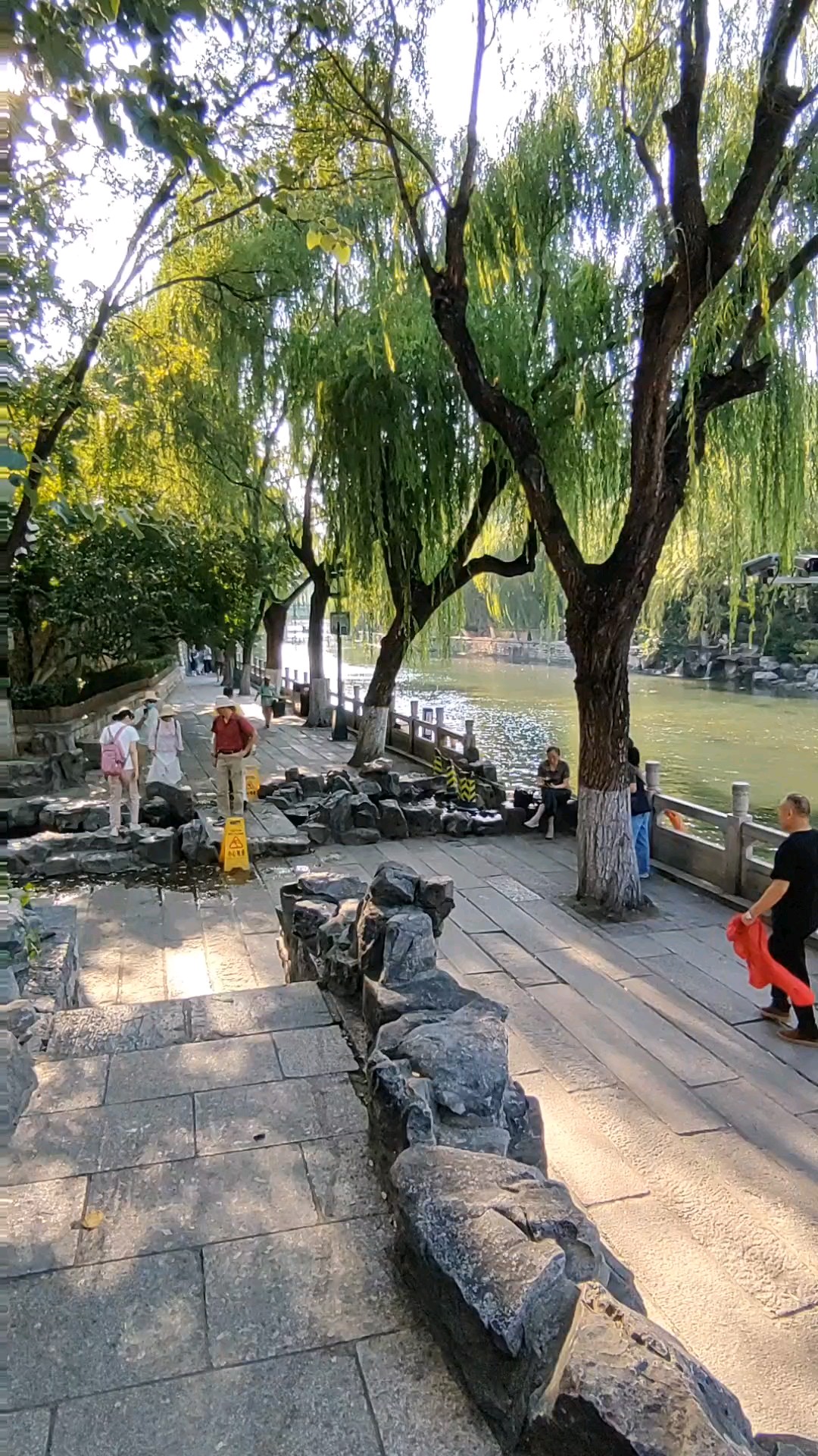 河岸上边有花园，扶栏赏泉更等闲。2026年9月2日下午。