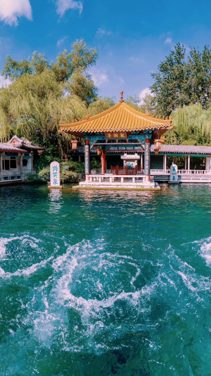 济南是一个有山有水的城市，山有底色泉为血脉河绕古城湖映云天
