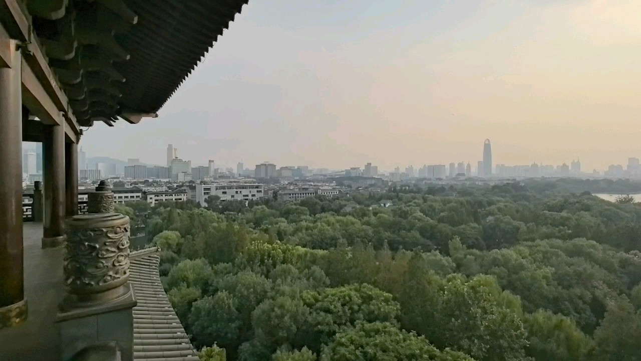 “四面荷花三面柳，一城山色半城湖”，是对大明湖美景最佳注解！