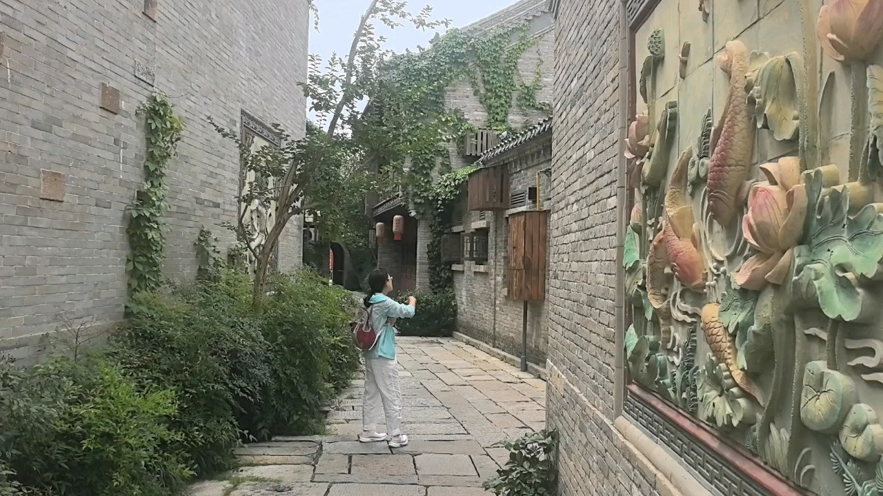 走在古镇里，仿佛走进了一幅流动的、融合了南北风韵的水墨画！