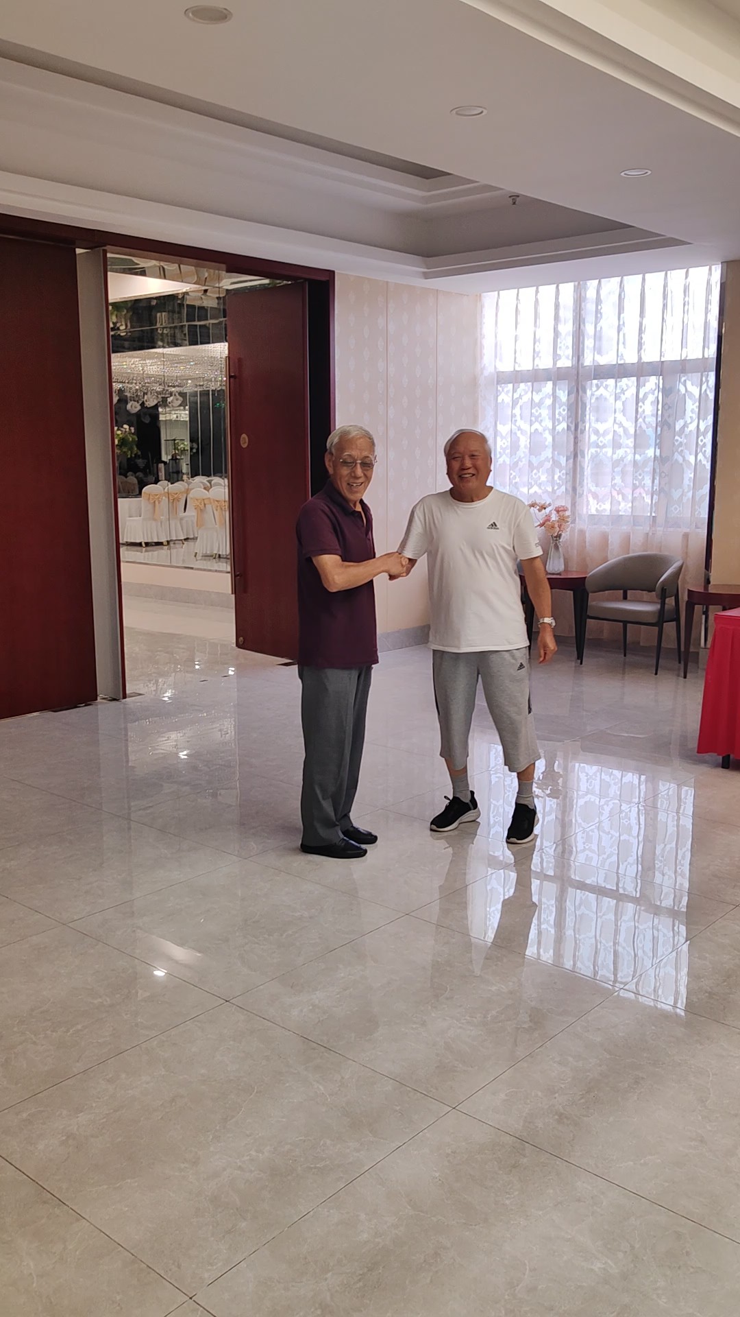 几度春秋弹指过，老战友重逢，一个敬礼，道尽半生军旅情怀！