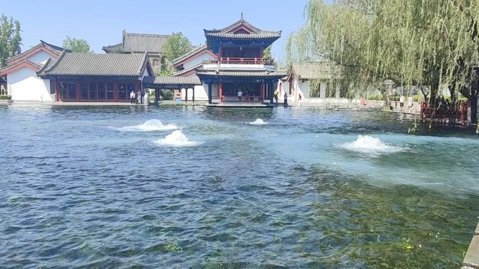 这里是章丘区明水古城内的梅花泉(五股泉水)喷涌视频。