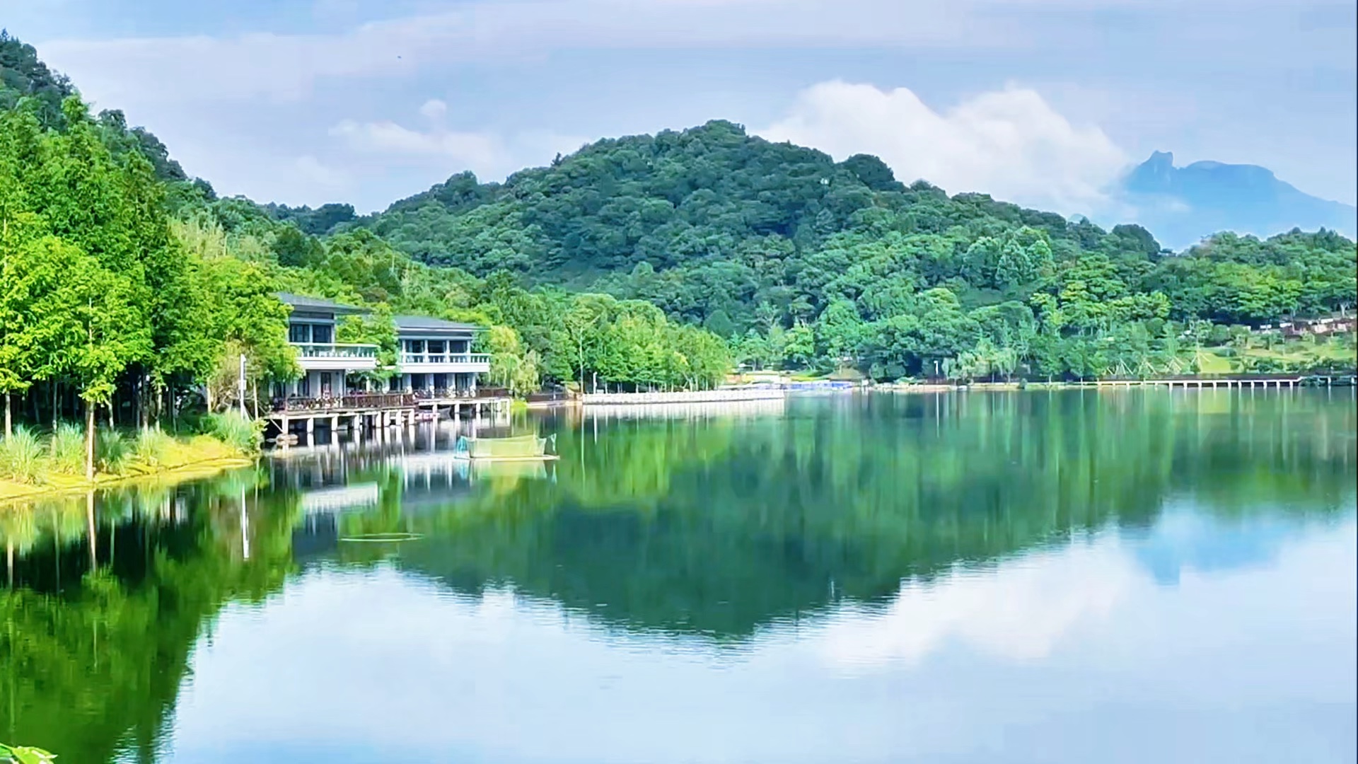 山藏绿意，水映闲心