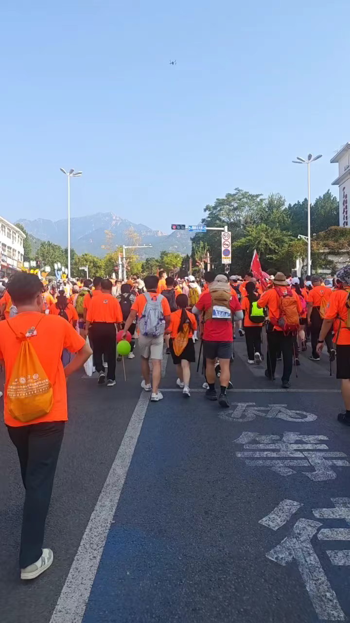 第四十届泰山国际登山节开始了，人潮汹涌人山人海人从众/杜新林