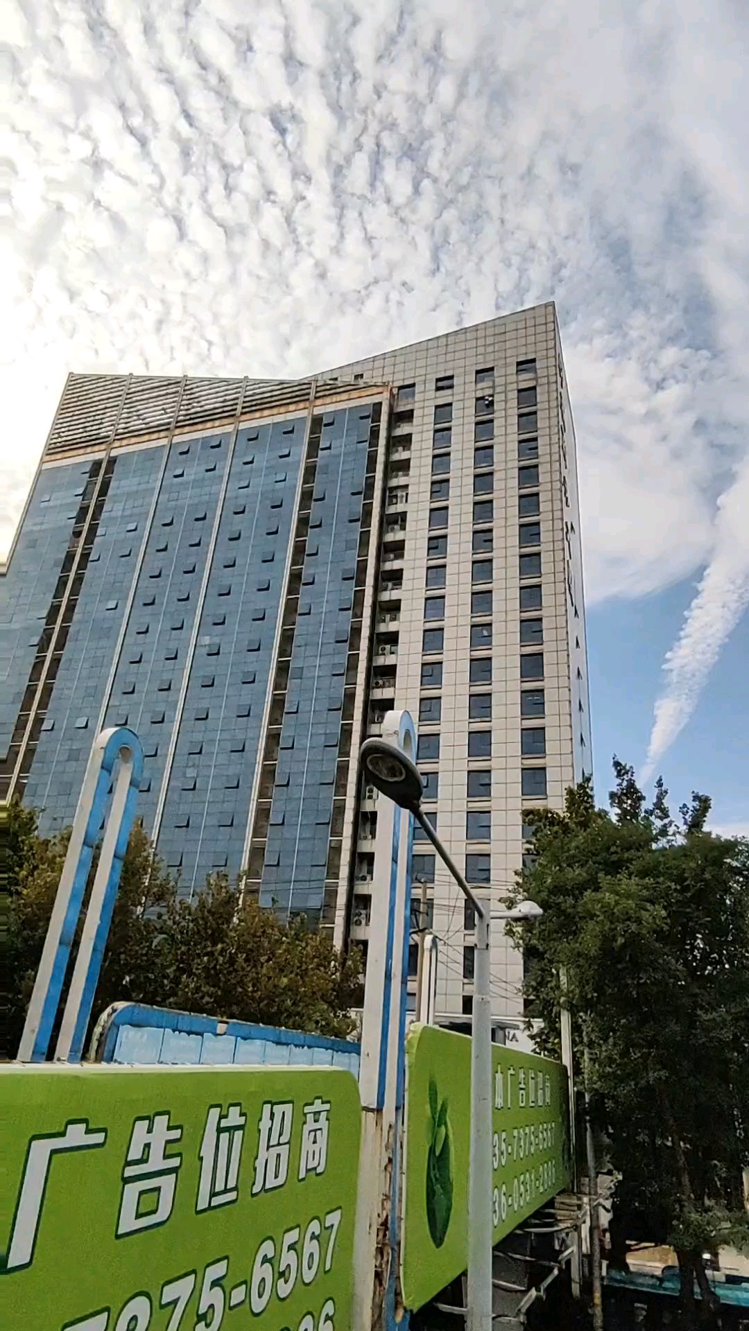 露从今夜白，月是泉城明。
辰起云飞扬，只盼傍晚晴。
九月七日