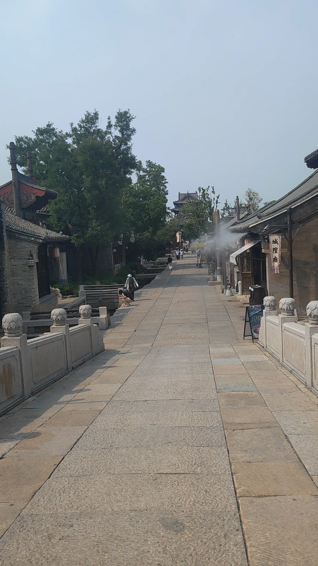 走进明水古城，领略古城风光。