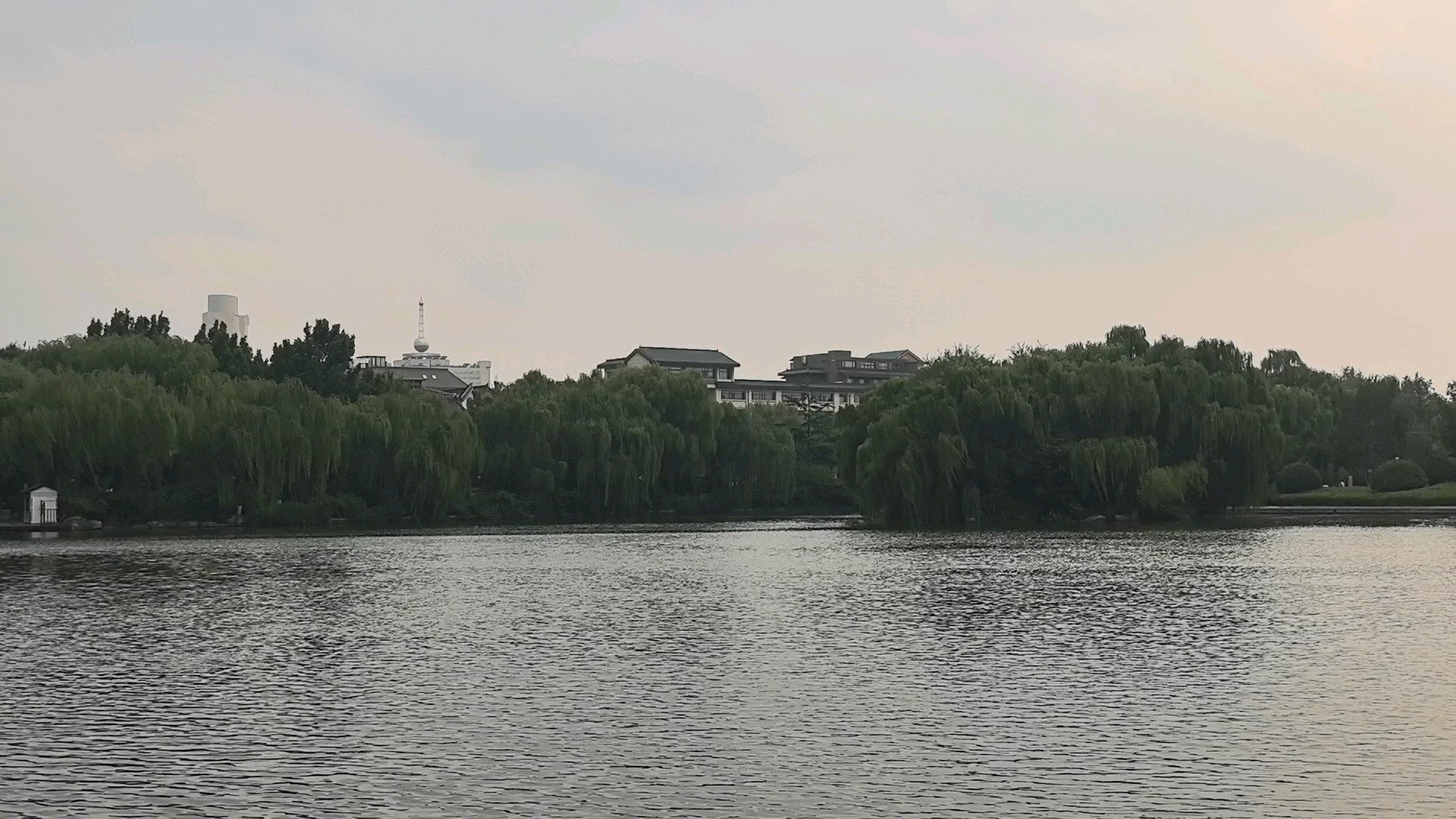 泉水从夏日的热烈中沉淀下来，变得愈发澄澈沉静！