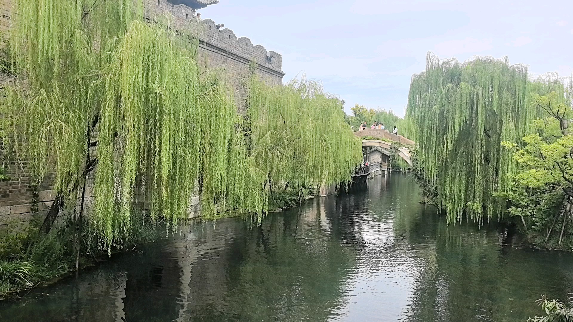 泉水从夏日的热烈中沉淀下来，变得愈发澄澈沉静！