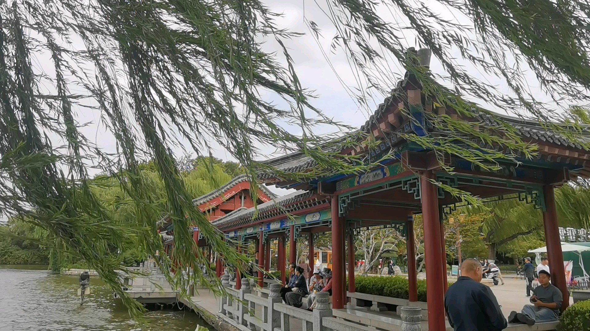 秋风中的大明湖